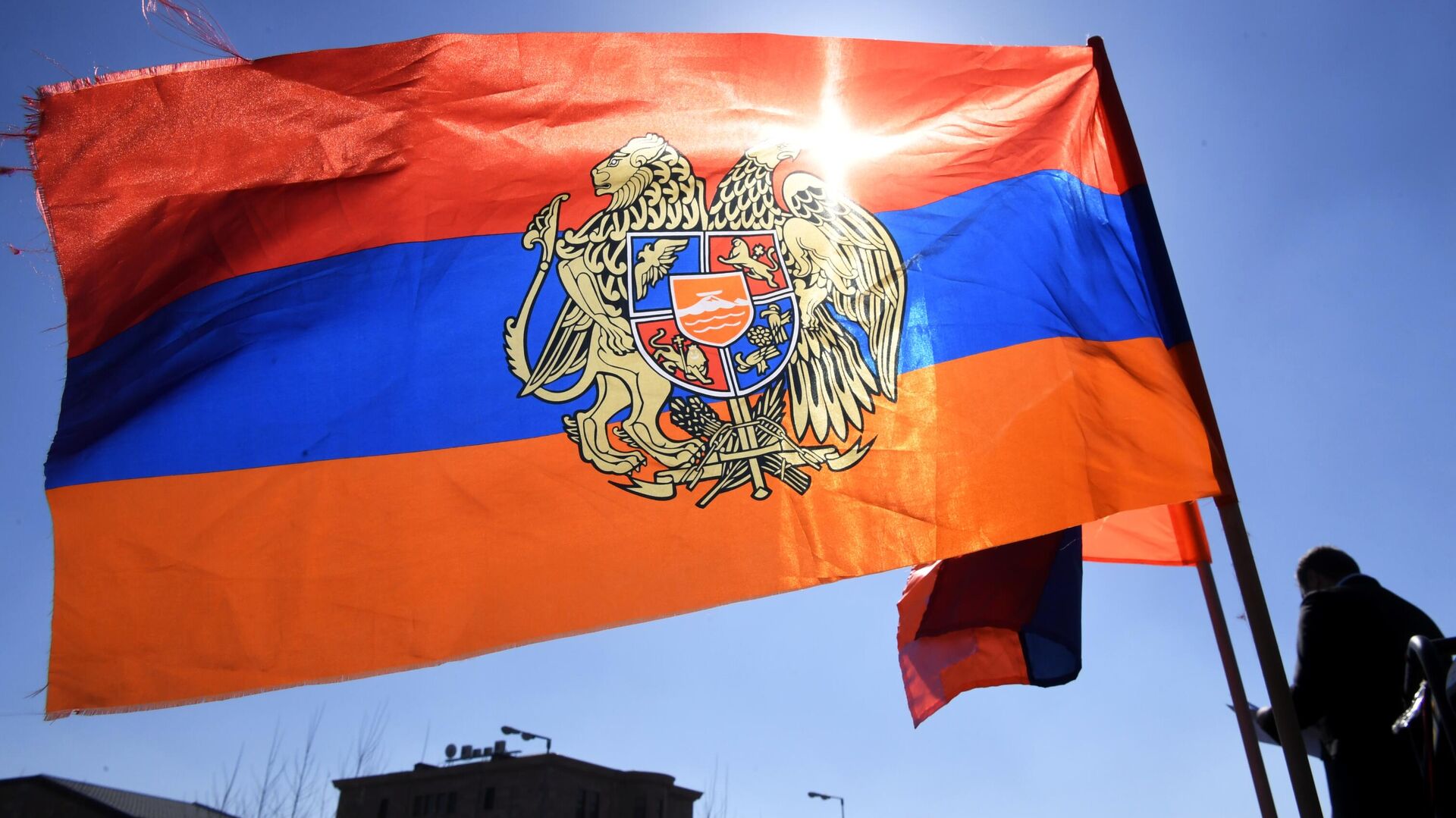 Флаг участников митинга в поддержку Генштаба в его конфликте с премьером Николом Пашиняном возле Министерства обороны Армении в Ереване Флаг участников митинга в поддержку Генштаба в его конфликте с премьером Николом Пашиняном возле Министерства обороны Армении в Ереване - РИА Новости, 1920, 07.03.2021