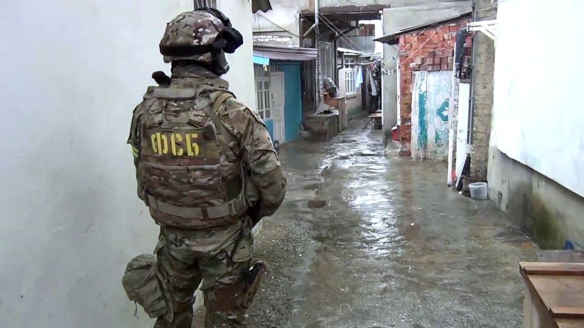 Сотрудник ФСБ РФ во время спецоперации по ликвидации боевика, планировавшего теракт, в Махачкале Сотрудник ФСБ РФ во время спецоперации по ликвидации боевика, планировавшего теракт, в Махачкале - РИА Новости, 1920, 17.04.2021