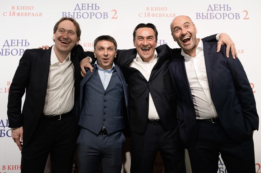 Актеры Александр Демидов, Леонид Барац, Камиль Ларин и Ростислав Хаит на премьере фильма День выборов 2 режиссера Александра Баршака в кинотеатре Москва Актеры Александр Демидов, Леонид Барац, Камиль Ларин и Ростислав Хаит на премьере фильма День выборов 2 режиссера Александра Баршака в кинотеатре Москва