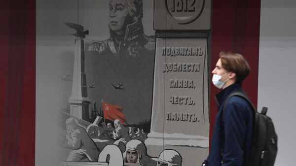 Пассажир на станции Народное ополчение Большой кольцевой линии московского метрополитена Пассажир на станции Народное ополчение Большой кольцевой линии московского метрополитена
