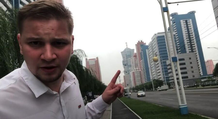 Журналист, автор ютьюб-канала The Люди Антон Лядов в Северной Корее Журналист, автор ютьюб-канала The Люди Антон Лядов в Северной Корее