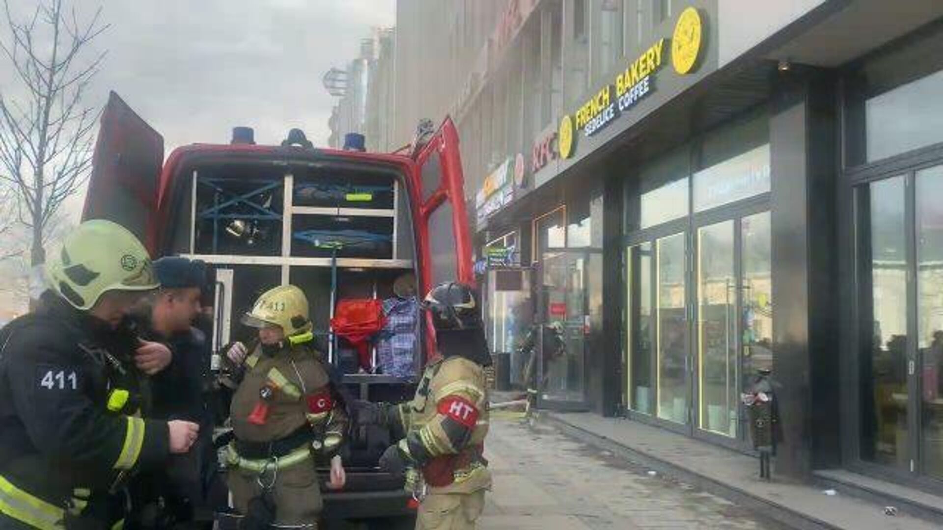 Пожар в москве сейчас 1 час. Пожар на садовом кольце. Пожар на садовом кольце сейчас. Пожар в офисном здании в Москве. Пожар в Puppen haus.