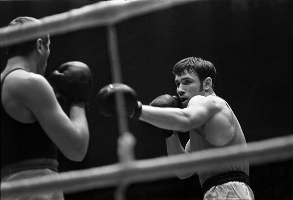 Боксер Олег Коротаев (справа) на чемпионате СССР по боксу. 1970 год. Боксер Олег Коротаев (справа) на чемпионате СССР по боксу. 1970 год.