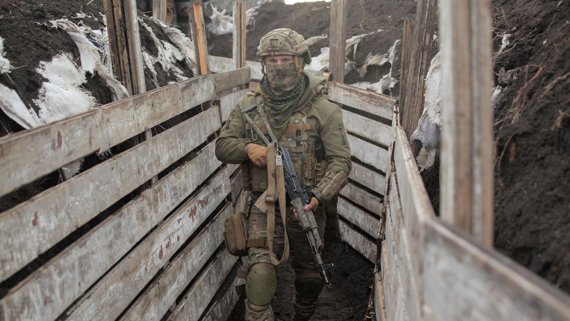 Украинский военнослужащий на боевых позициях на линии разделения в Донецкой области Украинский военнослужащий на боевых позициях на линии разделения в Донецкой области - РИА Новости, 1920, 08.04.2021