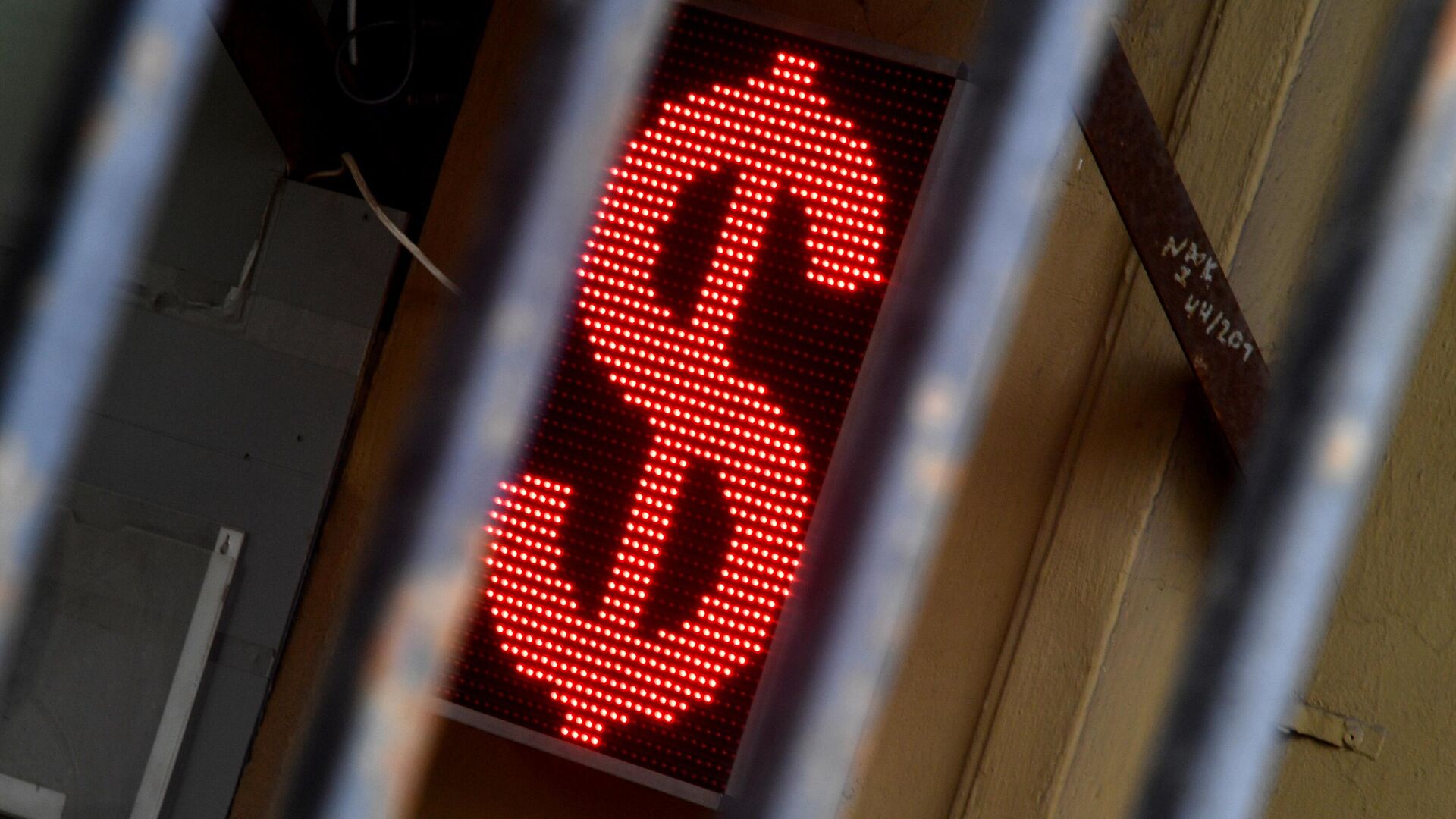 Финансист рассказал, когда доллар рухнет быстрее рубля