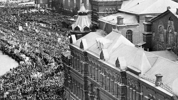 Люди собираются на Красной площади 14 апреля 1961 года, чтобы отпраздновать полет советского космонавта Юрия Гагарина Люди собираются на Красной площади 14 апреля 1961 года, чтобы отпраздновать полет советского космонавта Юрия Гагарина