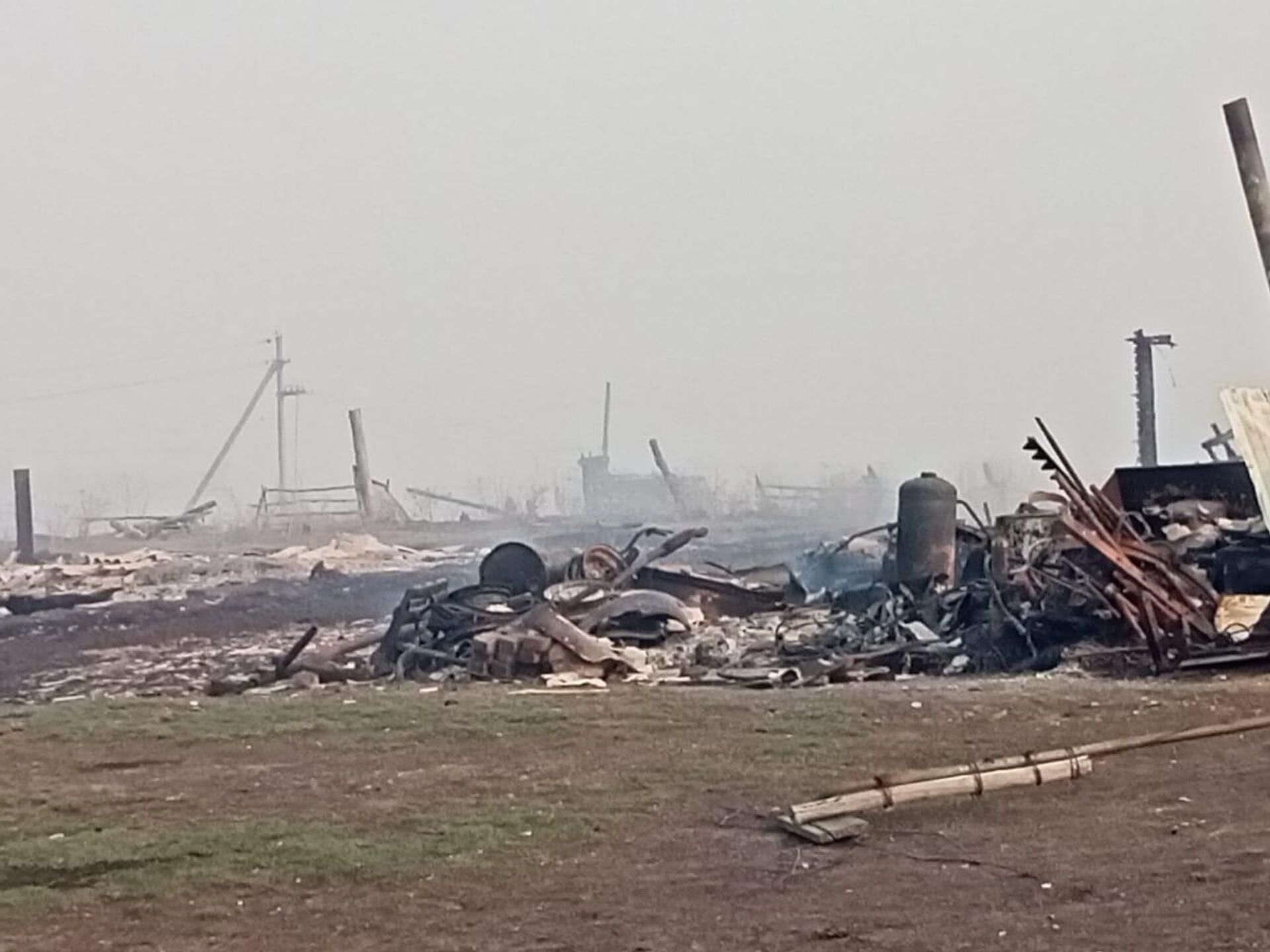 Пожар в деревне Каракуль Большереченского района Омской области Пожар в деревне Каракуль Большереченского района Омской области - РИА Новости, 1920, 06.05.2021