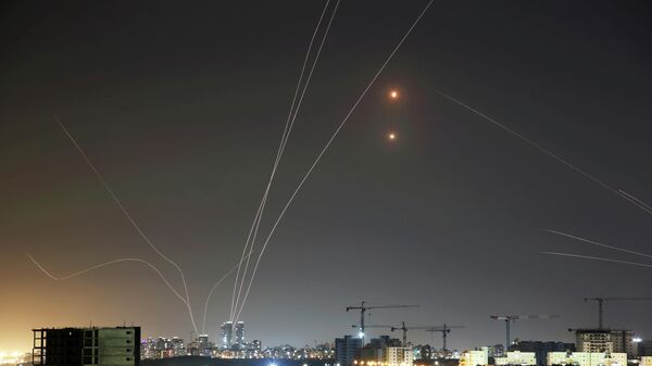 Противоракетная система Железный купол перехватывает ракеты, запущенные из сектора Газа в направлении Израиля