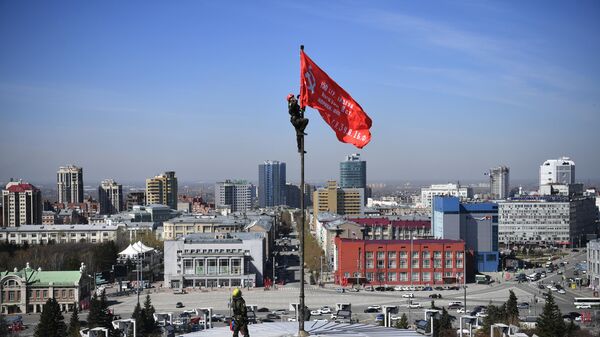 Промышленные альпинисты во время установки копии Знамени Победы над куполом НОВАТ в центре Новосибирска Промышленные альпинисты во время установки копии Знамени Победы над куполом НОВАТ в центре Новосибирска
