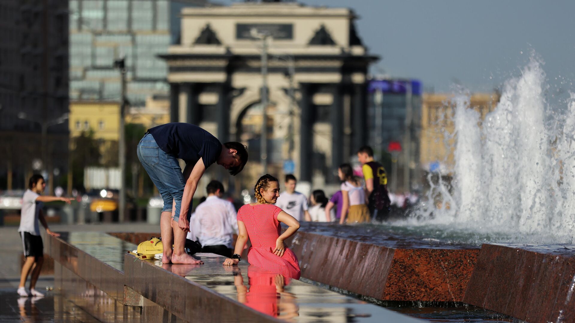 Молодые люди у фонтана в парке Победы в Москве в жаркую погоду Молодые люди у фонтана в парке Победы в Москве в жаркую погоду - РИА Новости, 1920, 11.06.2021