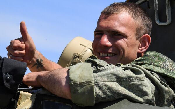 Военнослужащий во время третьего этапа всеармейского конкурса Морской десант-2021 на тактическом поле Мыс Клерка полигона Бамбурово в Приморском крае Военнослужащий во время третьего этапа всеармейского конкурса Морской десант-2021 на тактическом поле Мыс Клерка полигона Бамбурово в Приморском крае
