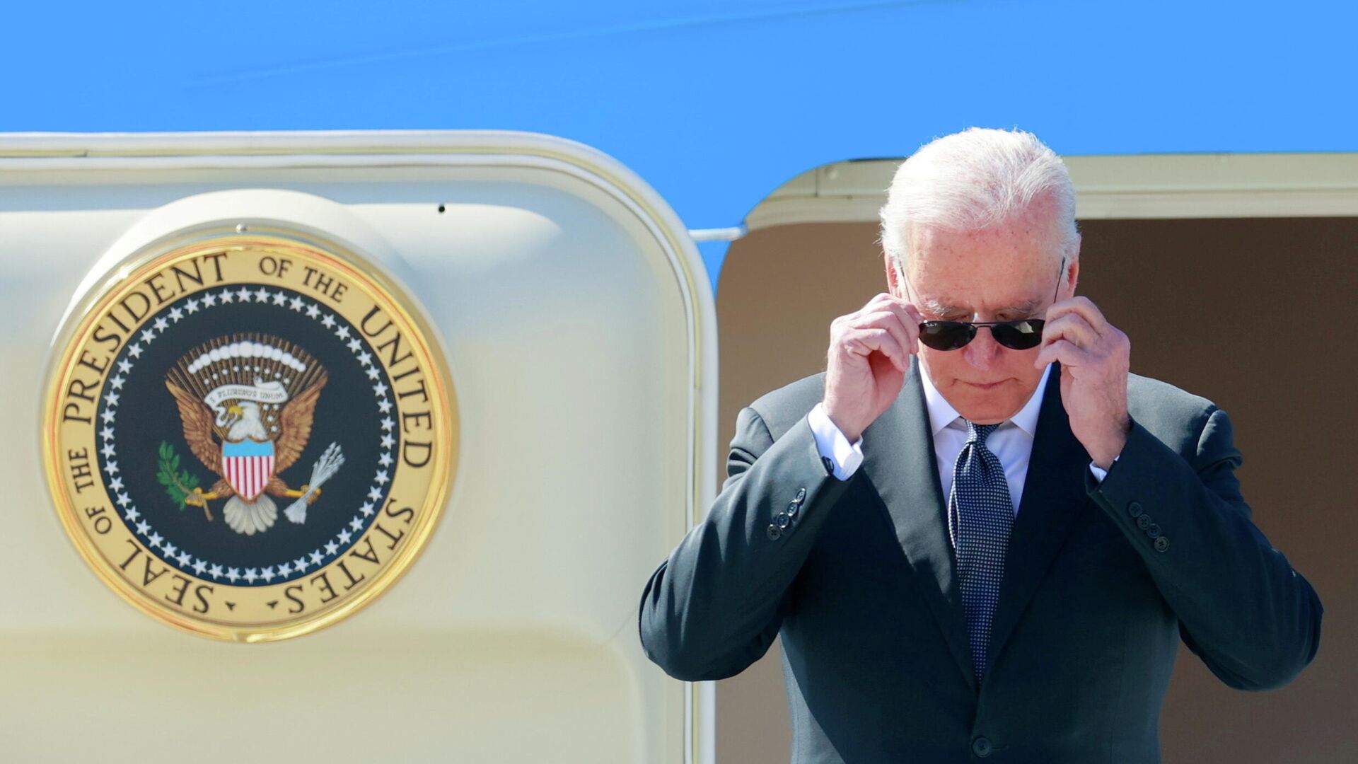Президент США Джо Байден во время прибытия в Женеву перед встречей с президентом России Владимиром Путиным Президент США Джо Байден во время прибытия в Женеву перед встречей с президентом России Владимиром Путиным - РИА Новости, 1920, 16.06.2021