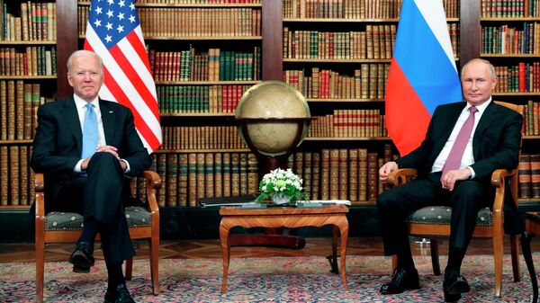 Президент РФ Владимир Путин и президент США Джо Байден во время встречи в Женеве на вилле Ла Гранж Президент РФ Владимир Путин и президент США Джо Байден во время встречи в Женеве на вилле Ла Гранж