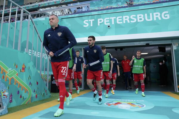 Футболисты сборной России Артем Дзюба (слева) и Магомед Оздоев Футболисты сборной России Артем Дзюба (слева) и Магомед Оздоев