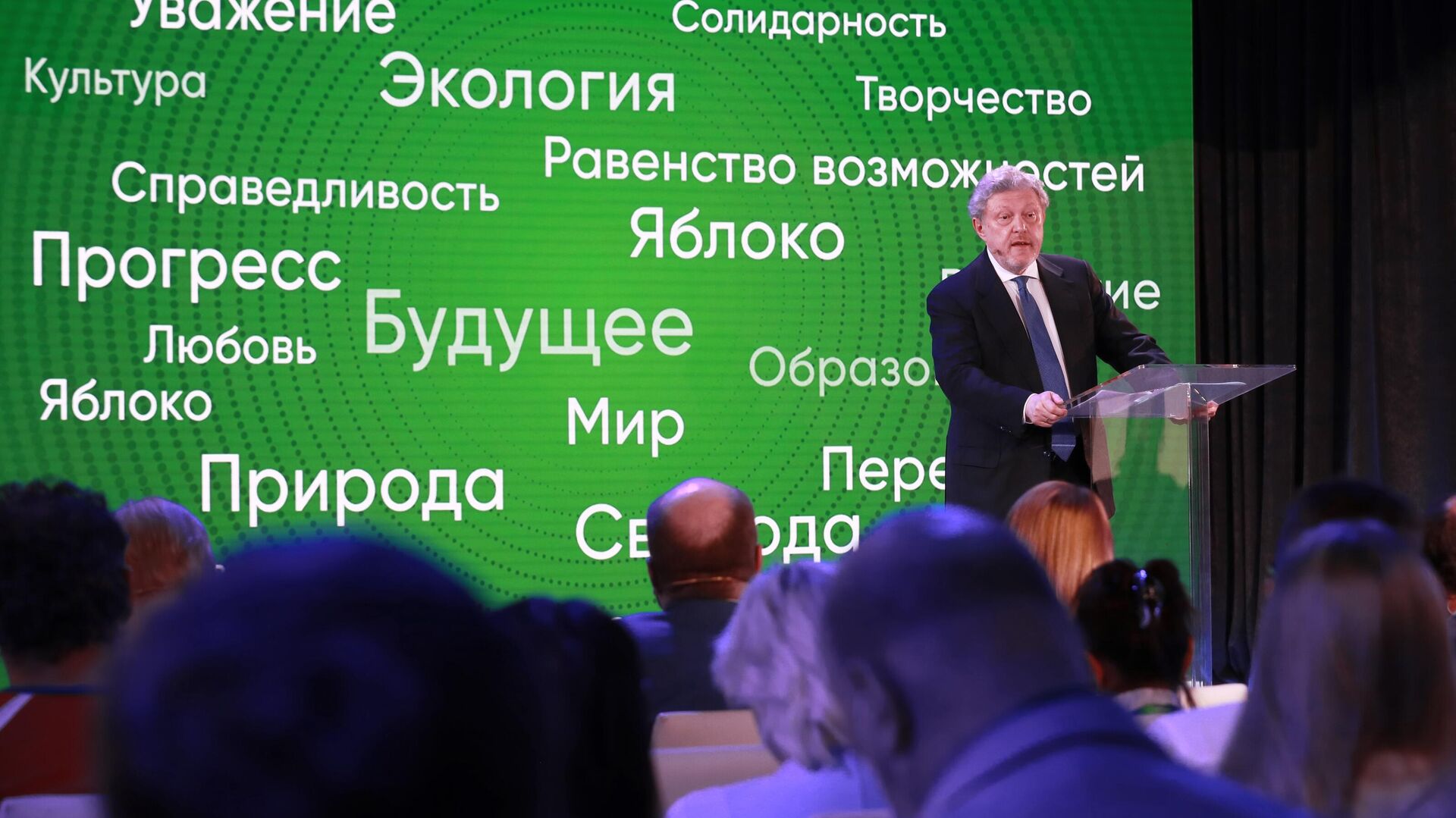 Путин на встрече с ЕР призвал сверить часы перед выборами