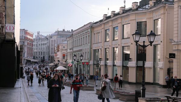 Прохожие на улице Кузнецкий мост в Москве Прохожие на улице Кузнецкий мост в Москве