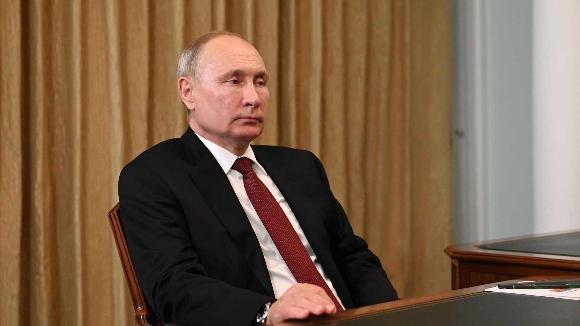 Президент РФ Владимир Путин во время встречи в Кемерово с губернатором Кемеровской области Сергеем Цивилевым Президент РФ Владимир Путин во время встречи в Кемерово с губернатором Кемеровской области Сергеем Цивилевым - РИА Новости, 1920, 07.07.2021