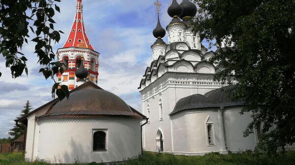 Суздаль. Церкви напротив Дома Бальзаминова Суздаль. Церкви напротив Дома Бальзаминова