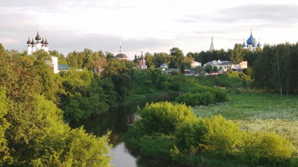 Суздаль. Вид на церкви со смотровой площадки на кабацкой горе Суздаль. Вид на церкви со смотровой площадки на кабацкой горе