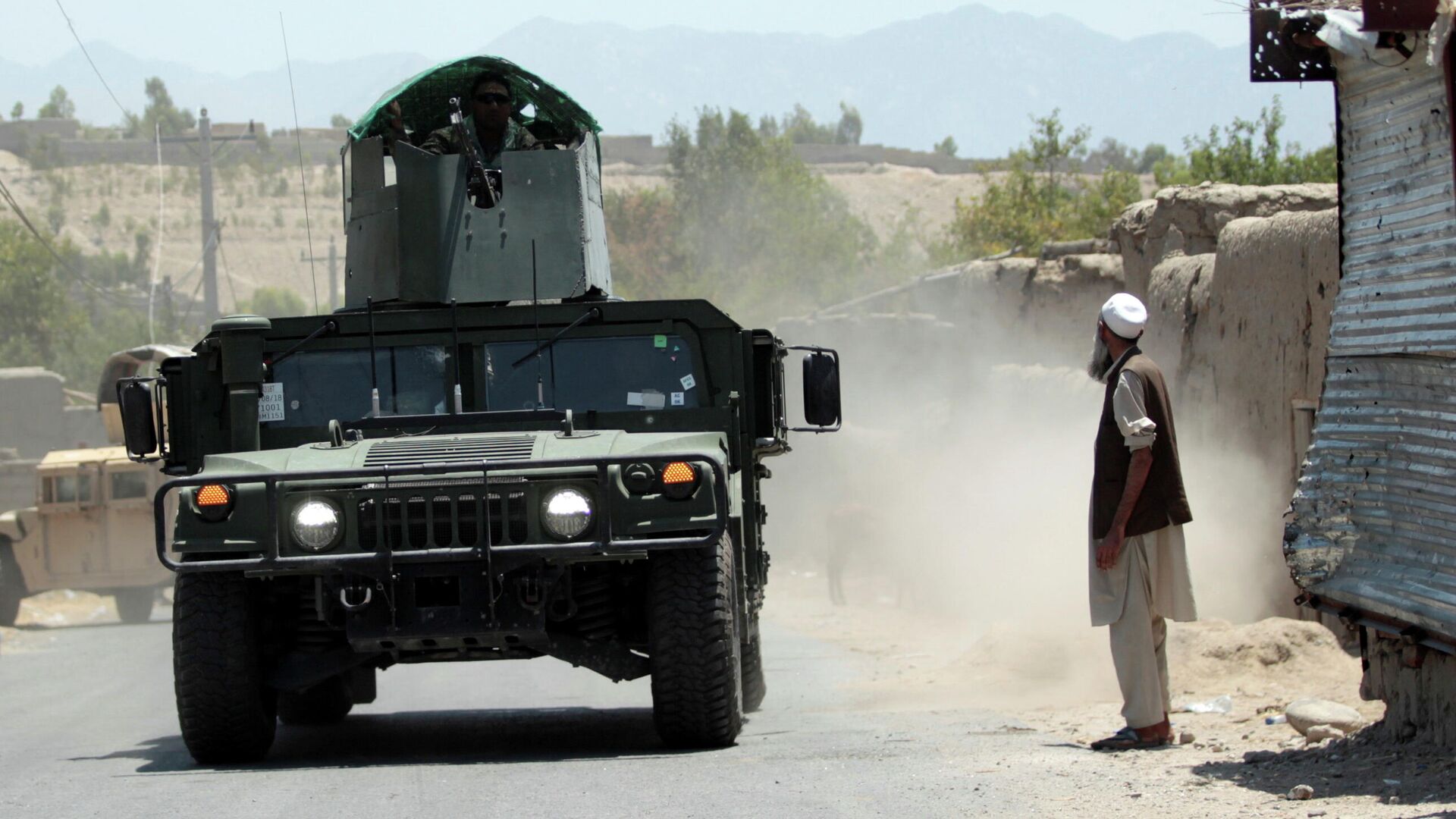 Военнослужащие Афганской национальной армии патрулируют территорию возле контрольно-пропускного пункта, отбитого у талибов, в провинции Лагман - РИА Новости, 1920, 10.07.2021