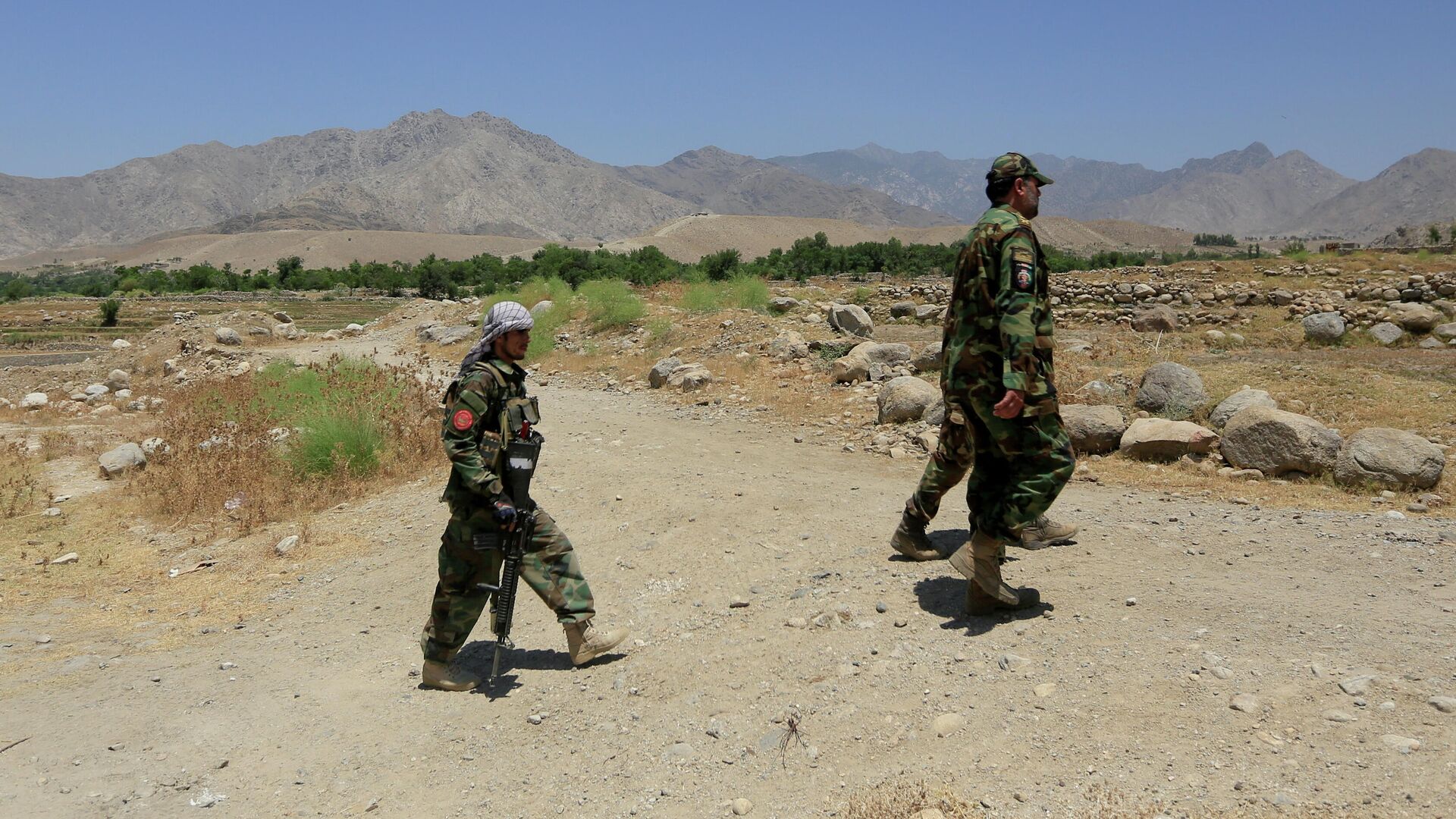 Военнослужащие Афганской национальной армии патрулируют территорию возле контрольно-пропускного пункта, отбитого у талибов, в провинции Лагман - РИА Новости, 1920, 07.08.2021
