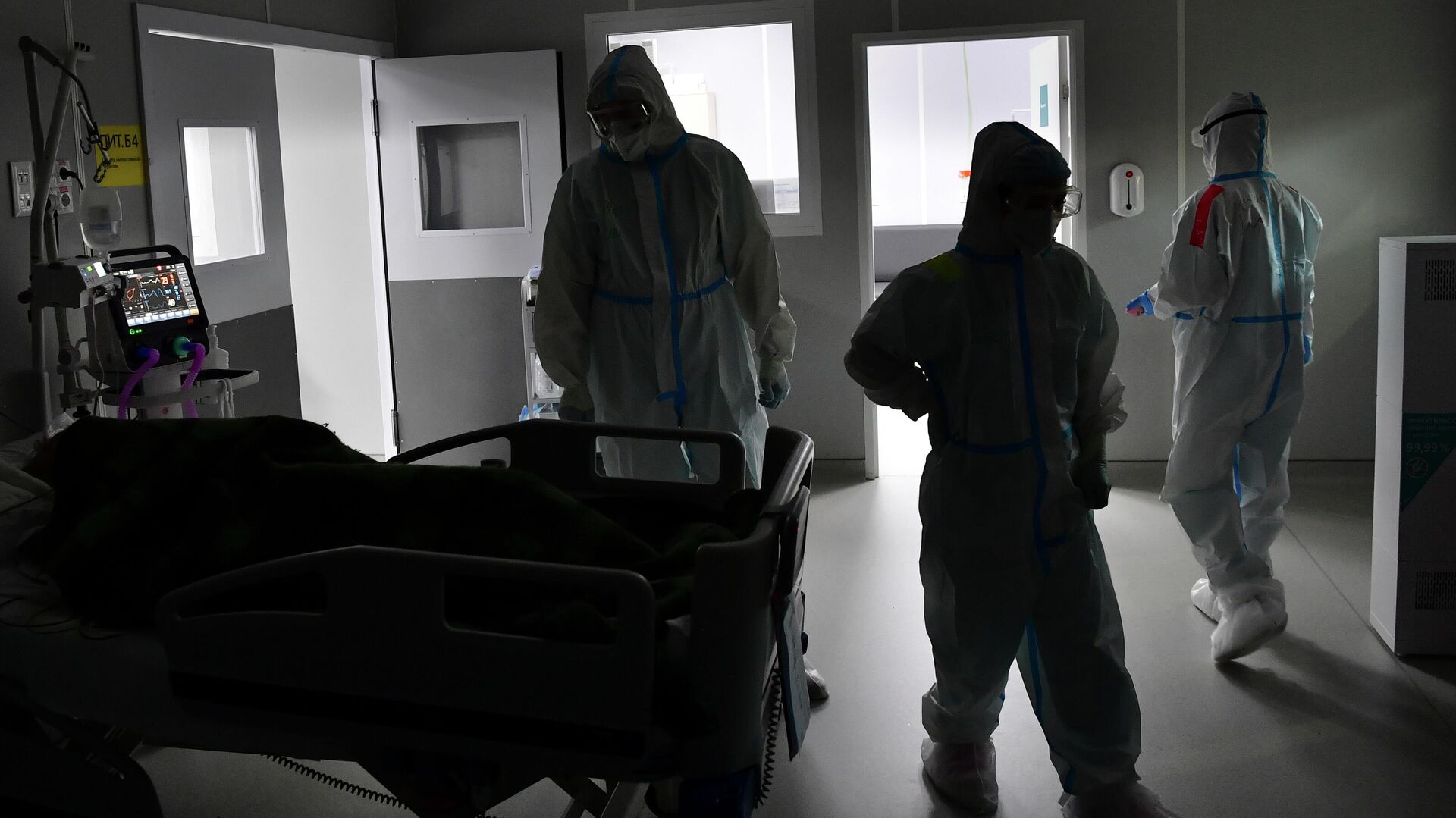 Медицинские работники во временном госпитале для пациентов с COVID-19 в конгрессно-выставочном центре Сокольники в Москве Медицинские работники во временном госпитале для пациентов с COVID-19 в конгрессно-выставочном центре Сокольники в Москве - РИА Новости, 1920, 10.07.2021