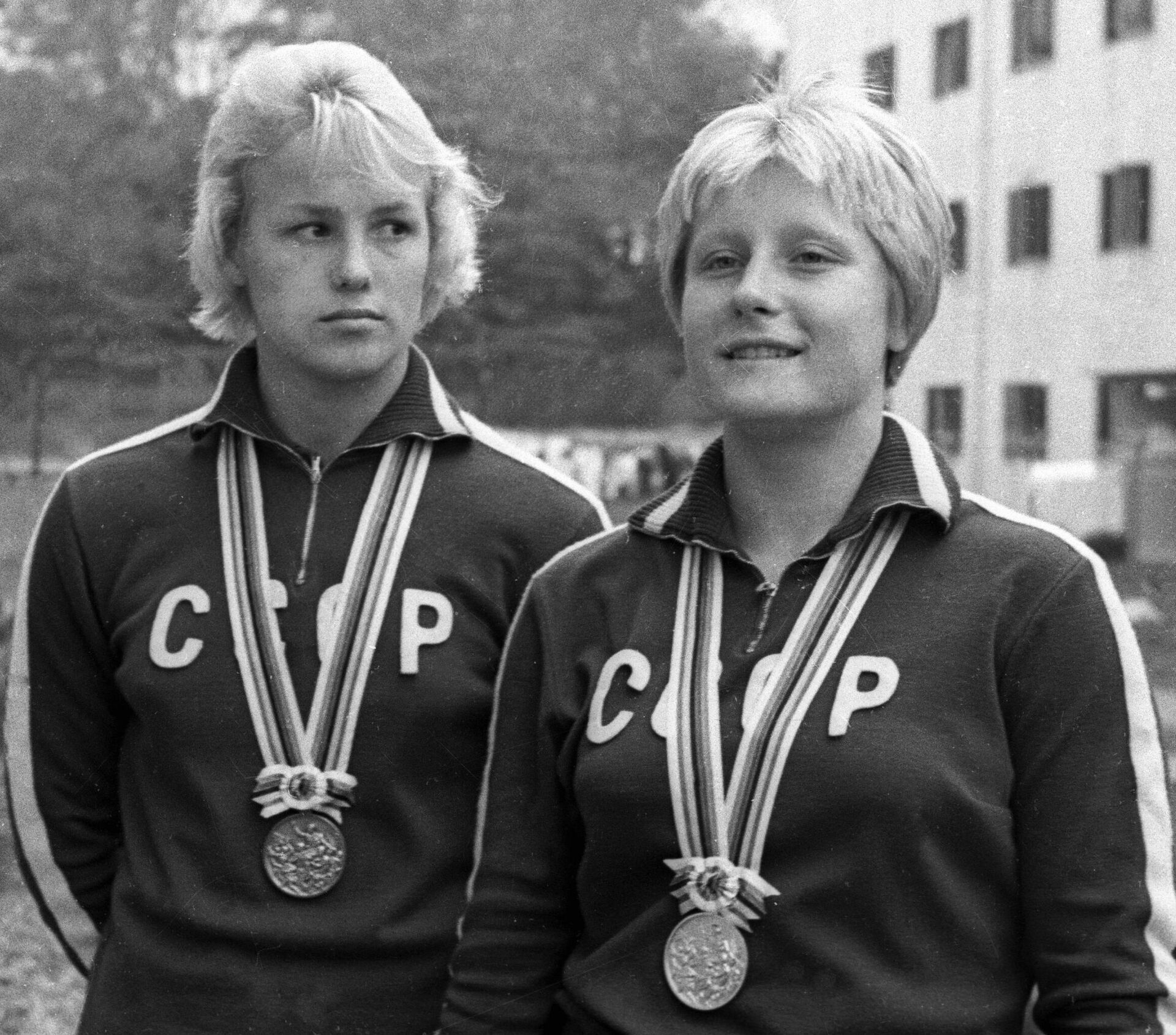Пловчихи Галина Прозуменщикова (справа) и Светлана Бабанина (слева) после вручения им наград на Олимпиаде в Токио. Пловчихи Галина Прозуменщикова (справа) и Светлана Бабанина (слева) после вручения им наград на Олимпиаде в Токио. - РИА Новости, 1920, 18.07.2021