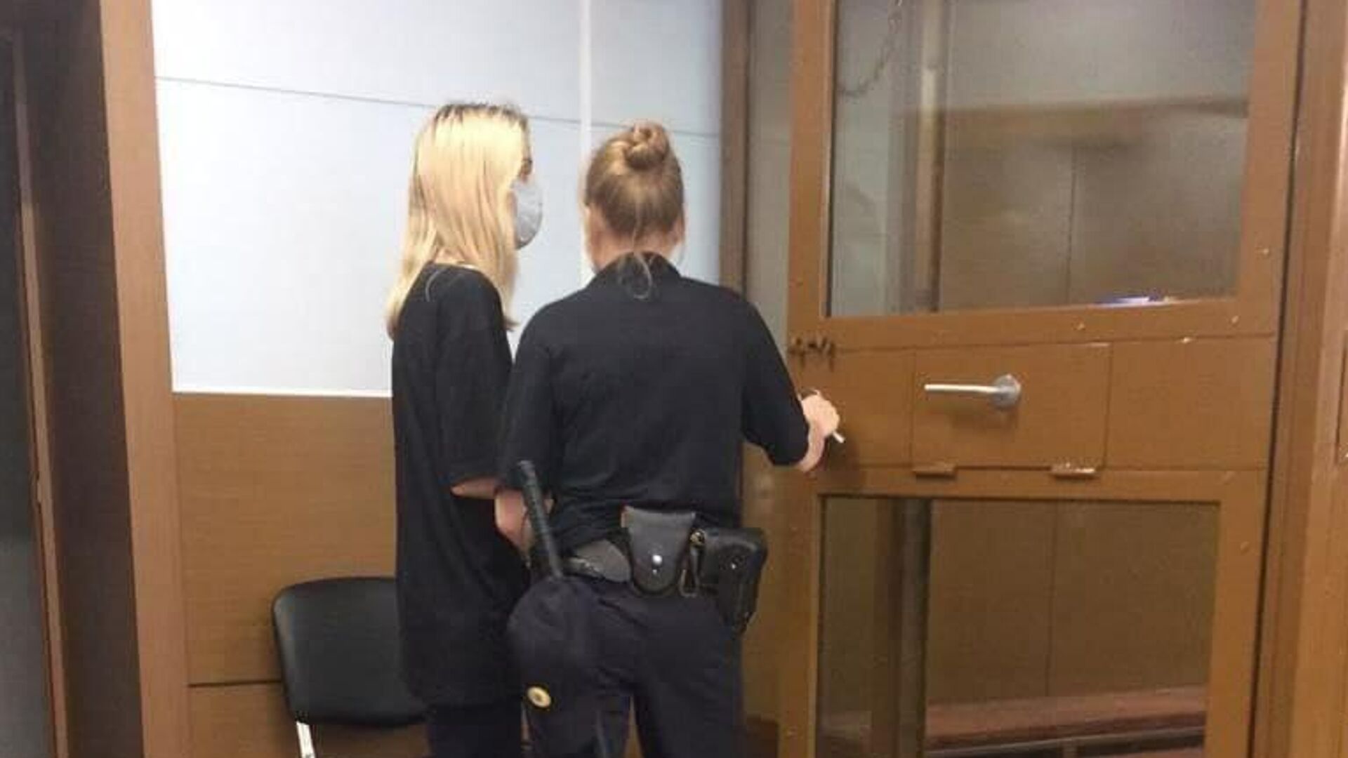 Сбившая детей в Москве девушка расплакалась в зале суда