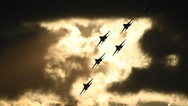 Пилотажная группа Русские витязи на самолетах Су-30СМ во время выполнения летной программы на МАКС-2021 Пилотажная группа Русские витязи на самолетах Су-30СМ во время выполнения летной программы на МАКС-2021