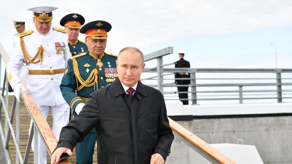 Путин принял участие в спуске на воду супертраулера Механик Сизов