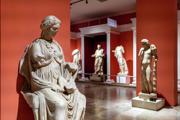 Женская мраморная статуя в Археологическом музее Анталии