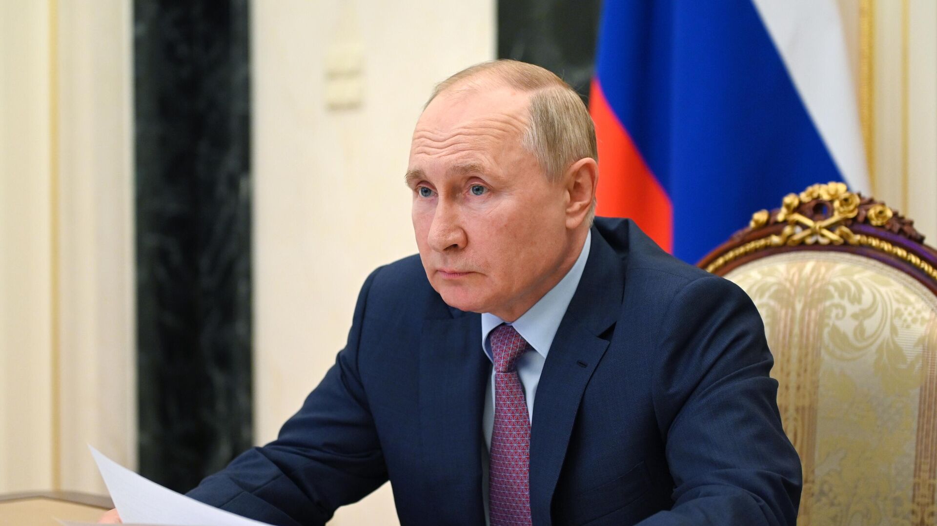 Работу Путина положительно оценивают 57 процентов россиян, показал опрос
