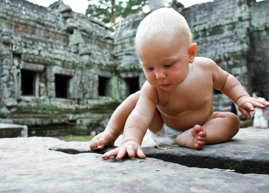 В 8 месяцев осваивает храмы Камбоджи. Интересны вовсе не храмы, конечно. 2010 год 