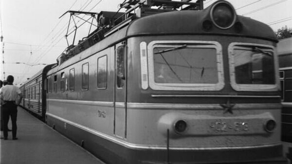 Скоростной фирменный поезд Аврора сообщением Москва — Ленинград (сейчас Санкт-Петербург) Октябрьской железной дороги. Владислав Шидловский / РИА Новости Скоростной фирменный поезд Аврора сообщением Москва — Ленинград (сейчас Санкт-Петербург) Октябрьской железной дороги. Владислав Шидловский / РИА Новости