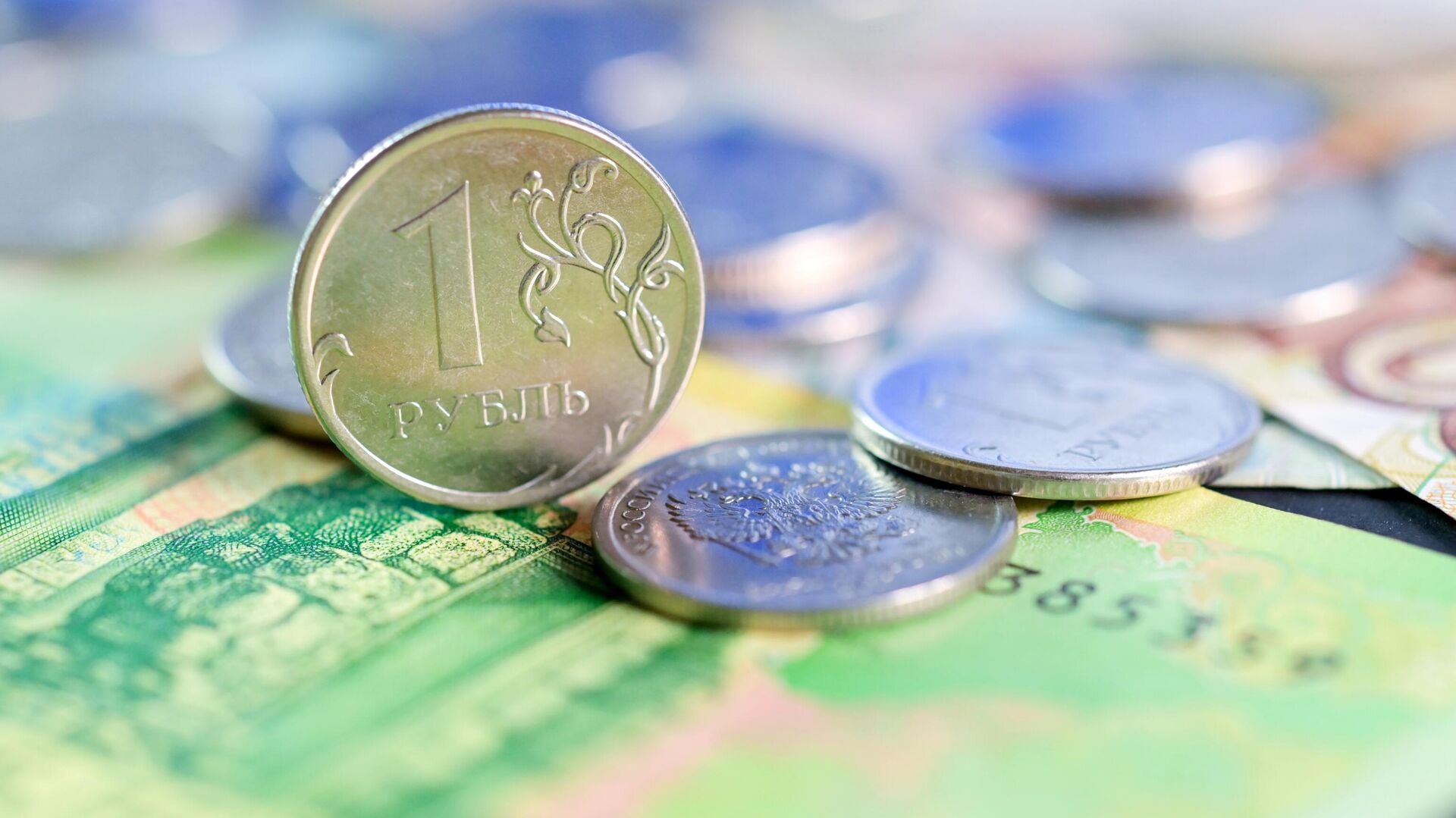 Рубль второй месяц подряд остается в топ-20 самых популярных валют мира