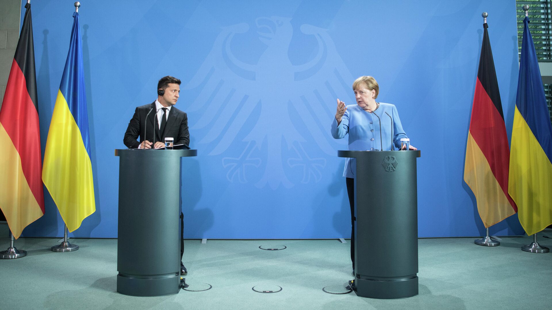 Президент Украины Владимир Зеленский и канцлер Германии Ангела Меркель перед переговорами в Берлине - РИА Новости, 1920, 22.08.2021