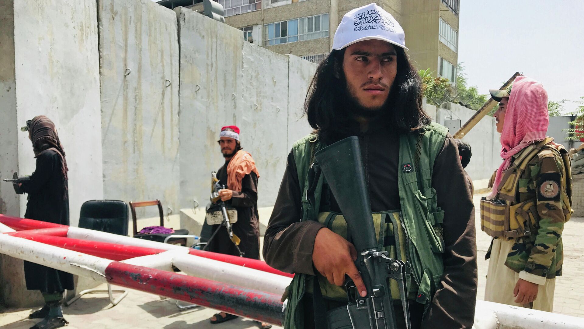 Боевики Талибана* на контрольно-пропускном пункте возле посольства США в Кабуле - РИА Новости, 1920, 01.09.2021