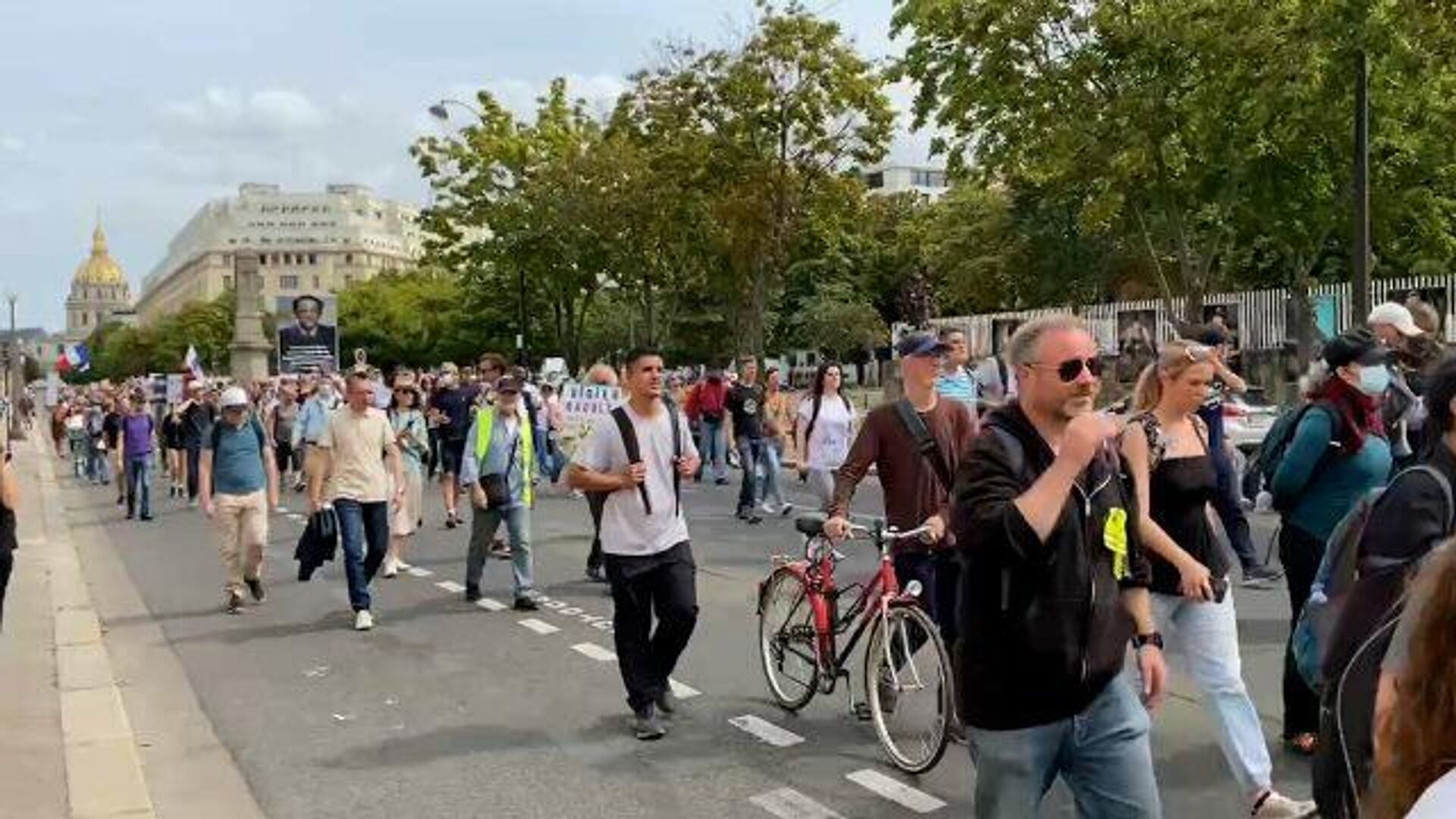 Paris news. Протесты во Франции 2018. Франция новости. Париж новости. Продавец новостей в Париже.