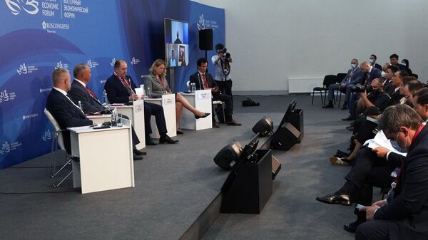 Участники сессии Бизнес-диалог Россия - АСЕАН в рамках Восточного экономического форума во Владивостоке