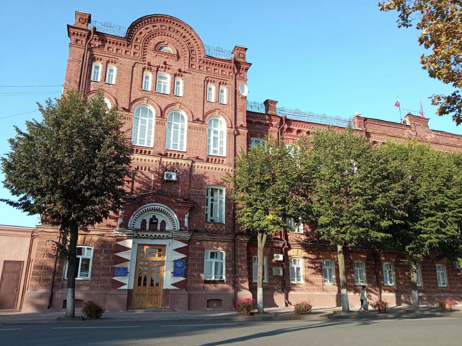 Улица Дзержинского, бывшее женское училище (нач. XX в.) Улица Дзержинского, бывшее женское училище (нач. XX в.)