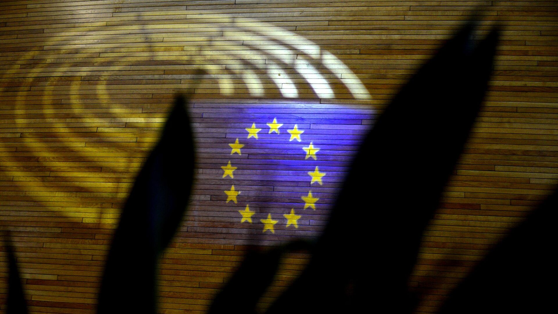 Световая проекция флага Европейского союза в здании Европарламента в Страсбурге Световая проекция флага Европейского союза в здании Европарламента в Страсбурге - РИА Новости, 1920, 15.09.2021