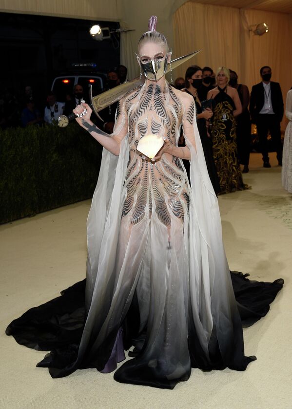 Граймс на балу Института костюма Met Gala в Нью-Йорке Граймс на балу Института костюма Met Gala в Нью-Йорке