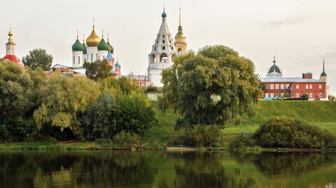 Живописный берег Москвы-реки с видом на ансамбль церквей Коломенского кремля Живописный берег Москвы-реки с видом на ансамбль церквей Коломенского кремля