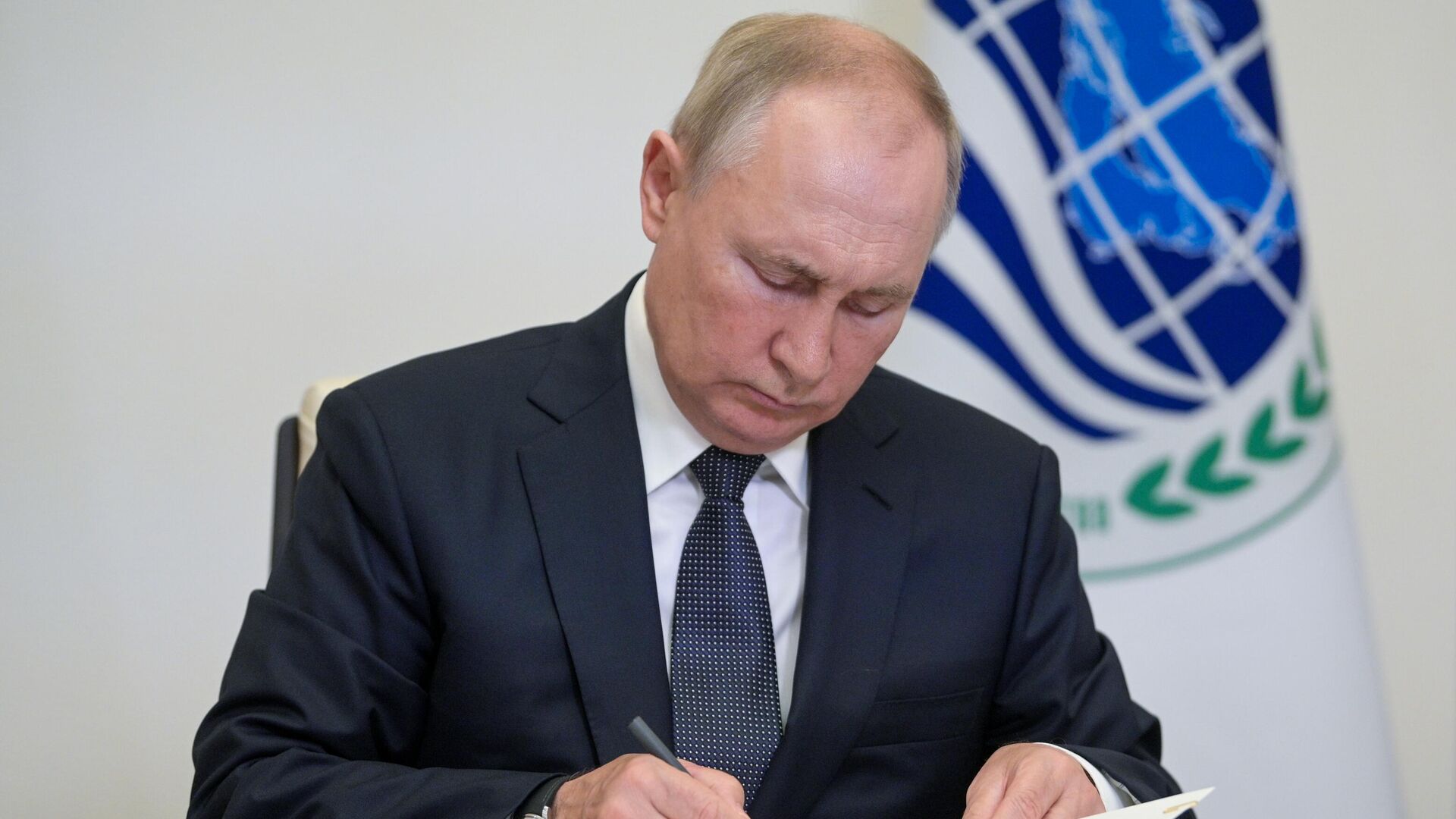 Путин поручил принять меры для увеличения спроса на российское оптоволокно