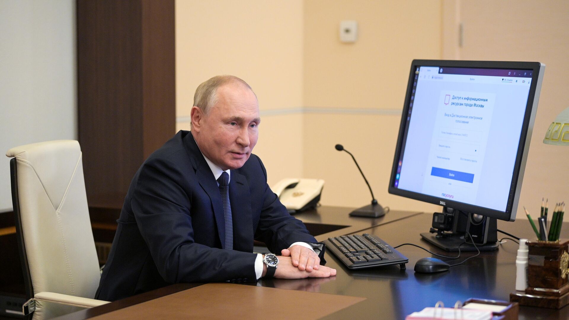 Путин проголосовал на выборах, используя телефон помощника