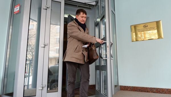 Мужчина выходит из офиса банка Россия . Архивное фото Мужчина выходит из офиса банка Россия . Архивное фото