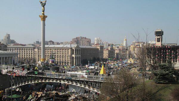 Неубранные баррикады на площади Независимости в Киеве, архивное фото Неубранные баррикады на площади Независимости в Киеве, архивное фото
