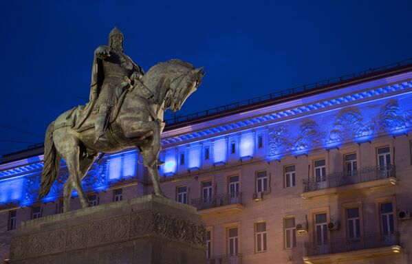 Здание на Тверской улице подсвечено синими прожекторами в рамках акции Light It Up Blue Здание на Тверской улице подсвечено синими прожекторами в рамках акции Light It Up Blue