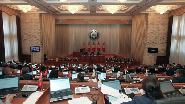 Депутаты парламента Киргизии во время заседания. Архивное фото Депутаты парламента Киргизии во время заседания. Архивное фото