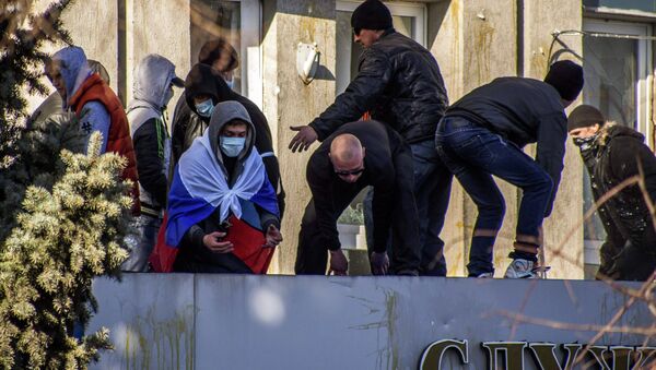 Митингующие в Луганске взяли под контроль здание регионального управления СБУ Митингующие в Луганске взяли под контроль здание регионального управления СБУ
